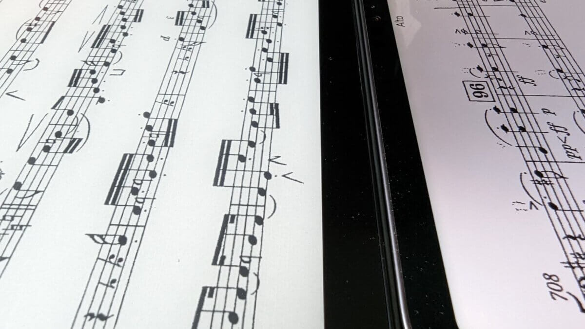Musiknoten auf einem E-Book-Reader (E-Reader) vs Tablet (iPad)